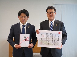 写真：櫻井宏氏と市長
