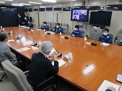 写真：会議に出席（5月6日）