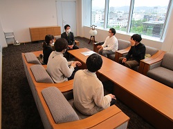 写真：面談する市長1（5月7日）