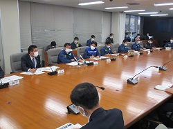 写真：会議に出席（5月7日）