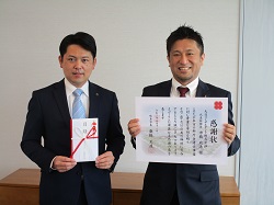 写真：市橋政浩氏と市長