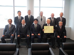 写真：臼井喜太郎氏らと市長