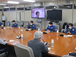 写真：会議に出席（5月14日）