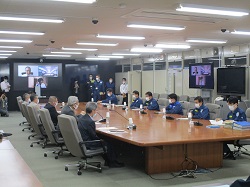 写真：会議に出席（5月22日）