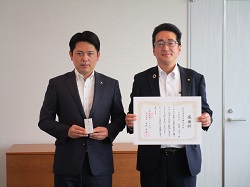 写真：松野貴志氏と市長