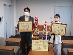 写真：丸本依央奈さんと市長