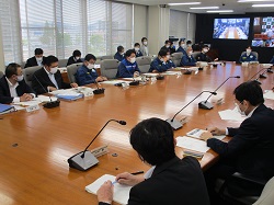 写真：会議に出席（5月28日）