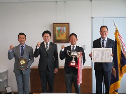 写真：岐阜聖徳学園大学硬式野球部のみなさまと市長
