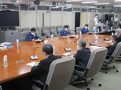 写真：会議に出席