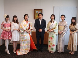 写真：ミス濃姫コンテスト受賞者と市長