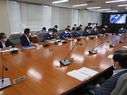 写真：会議に出席