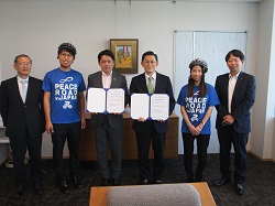 写真：岐阜県平和大使協議会共同議長 野崎禎二氏らと市長