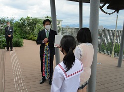 岐阜市立草潤中学校の生徒からの折り鶴贈呈式に出席し、あいさつ