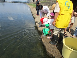 世界農業遺産GIAHS鮎の日記念長良川「鮎」の親子体験イベントに出席し、あいさつ