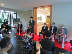 開館30周年記念 日本画とともに50年 熊崎勝利 日本画展開場式に出席し、あいさつ及びテープカット