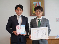 株式会社エストマナイ代表取締役 古田明広氏からのマスクの寄附採納に対し、感謝状を贈呈