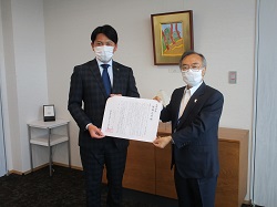 公益社団法人岐阜市シルバー人材センター理事長 田中康雄氏から超高齢社会にチャレンジするシルバー人材センターの決意と支援の要望書を受領