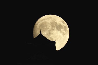 岐阜城のシルエットと月の写真