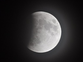 午後9時4分ごろの月の写真