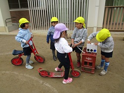 写真：乗り物ごっこ