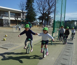 写真：一輪車に挑戦