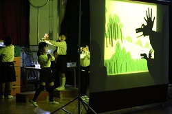 写真：影絵ごっこ