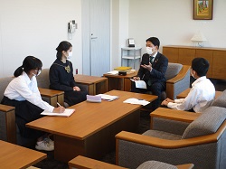 岐阜中央中学校生徒が作成する、まちの紹介動画の市長インタビューを収録