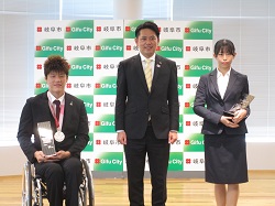 岐阜市栄光賞授与式にて、フェンシング女子フルーレ団体日本代表 辻すみれ選手及び車いすバスケットボール日本代表 秋田啓選手へ岐阜市栄光賞を贈呈し、あいさつ