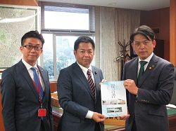 同会及び名鉄名古屋本線・各務原線鉄道立体化促進期成同盟会の会長として、国土交通副大臣 渡辺猛之氏へ提言及び意見交換（東京）