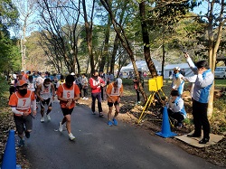 やまなみジョギング・ウォーキング大会開会式にて、あいさつ（ながら川ふれあいの森）