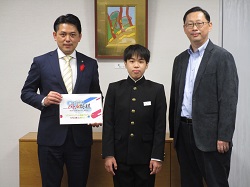 島中学校2年 山口修生さんが、e-sportsリアルタイム将棋バトルのプロライセンス獲得を報告