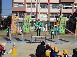 第1回木之本三世代ふれあいイチョウまつりに出席し、あいさつ（徹明さくら小学校）