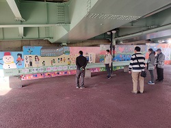 明郷小学校開校10周年記念プロジェクト「地域の公園に大きな絵をかこう」による壁画を視察（大縄場公園）