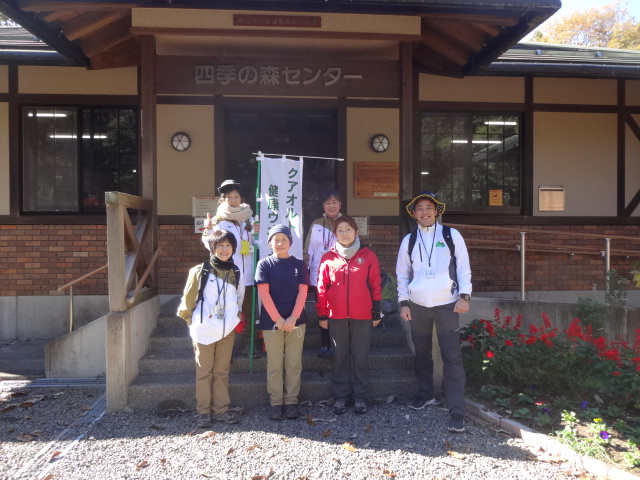 6人で集合写真を撮っている