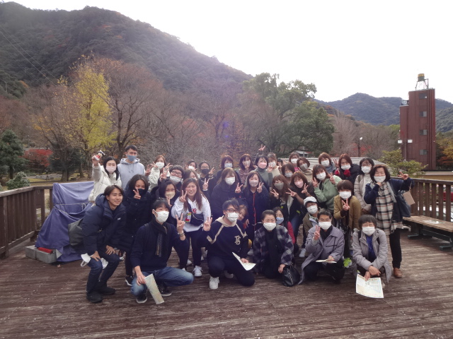 参加者が集まって写真撮影
