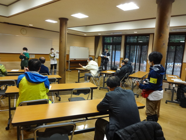 屋内でクアオルトについての講義を受けている
