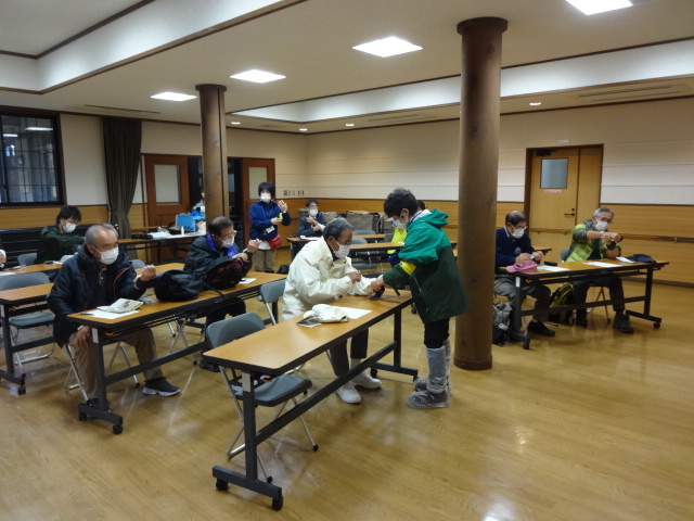 屋内で血圧を測っている