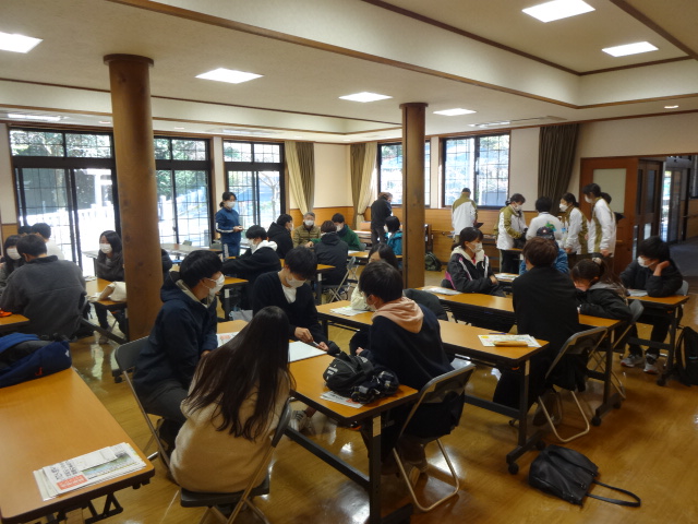 グループに分かれて話し合っている
