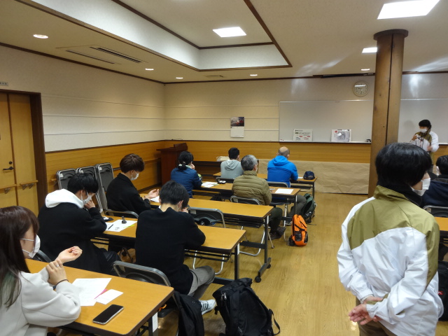 参加者が自分の脈をとっている