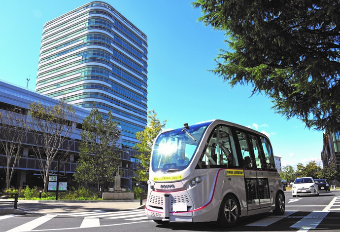 自動運転バスの写真