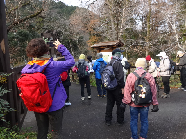 看板の前で実践指導員が参加者に対して説明をしている