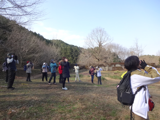 広場から山に向かってヤッホ