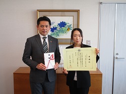FOROURS代表 岩井由美子氏から元気なぎふ応援寄附金への寄附に対し、感謝状を贈呈