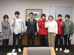 令和3年度JOCジュニアオリンピックカップ全国都道府県対抗中学バレーボール大会に出場する岐阜市在住の県代表選手が、同大会への出場を報告