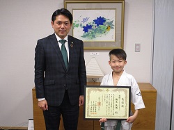 三里小学校3年橋本氣颯さんが2021年国際オンライン型競技空手道選手権大会にて、準優勝を報告