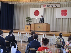 則武地区新成人を祝い励ます会に出席し、あいさつ（則武小学校）