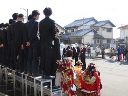 西郷地区新成人を祝い励ます会に出席し、あいさつ（西郷公民館）