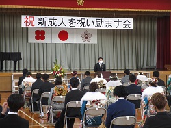 合渡地区新成人を祝い励ます会に出席し、あいさつ（合渡小学校）