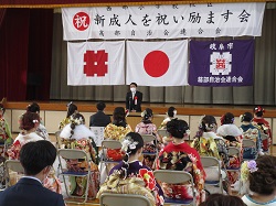 茜部地区新成人を祝い励ます会に出席し、あいさつ（茜部小学校）