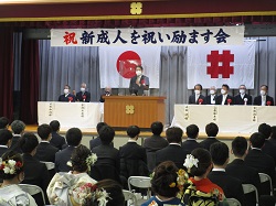 芥見東・芥見南地区合同新成人を祝い励ます会に出席し、あいさつ（東部コミュニティセンター）